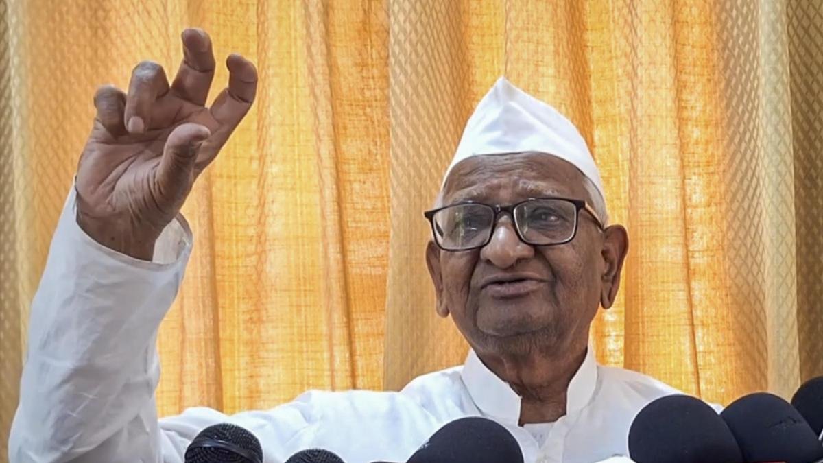 अन्ना हजारे ने महाराष्ट्र में 'आरटीआई संशोधन' वापस नहीं लेने पर बड़े पैमाने पर आंदोलन की चेतावनी दी