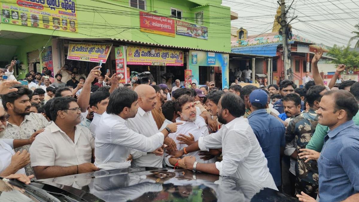 अमरावती के गांवों में वाईएसआरसीपी नेताओं के दौरे को किसानों ने रोका, हाथापाई हुई