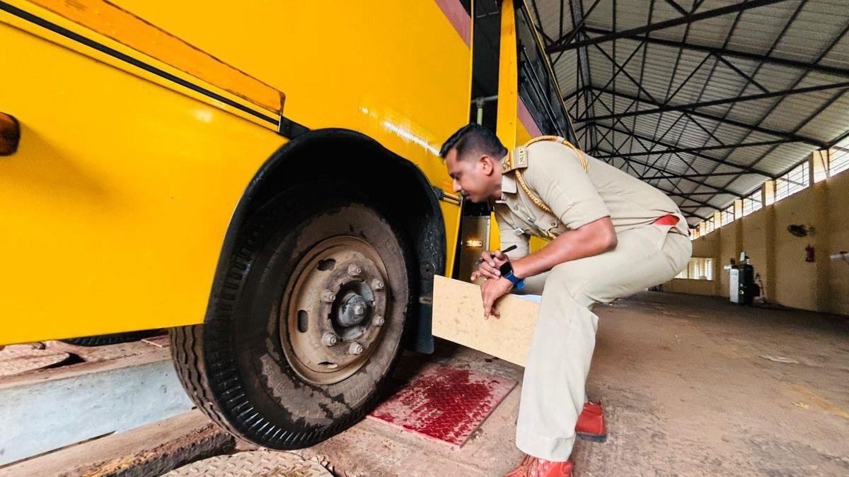 आधिकारिक निर्देशों के बावजूद स्कूल बस सुरक्षा उपाय अभी तक शुरू नहीं हुए हैं