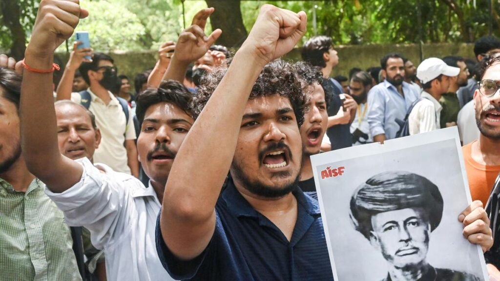 आशाएँ और भय प्रतिस्पर्धा करते हैं क्योंकि दिल्ली के छात्र शिक्षा सुधारों के लिए सीजेपी विरोध में शामिल होते हैं आशाएँ और भय प्रतिस्पर्धा करते हैं क्योंकि दिल्ली के छात्र शिक्षा सुधारों के लिए सीजेपी विरोध में शामिल होते हैं