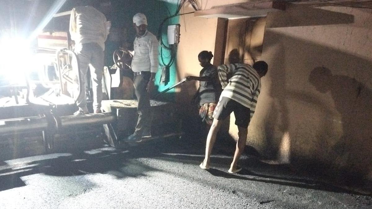 उच्च बिटुमेन दर सड़क बिछाने के काम पर रोकें बटन दबाती है