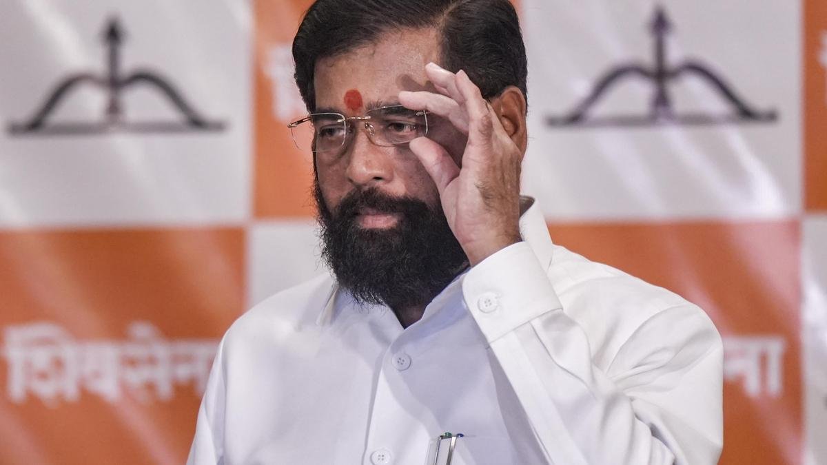 एकनाथ शिंदे के नेतृत्व में छह सांसदों ने शिवसेना में शामिल होने की घोषणा की