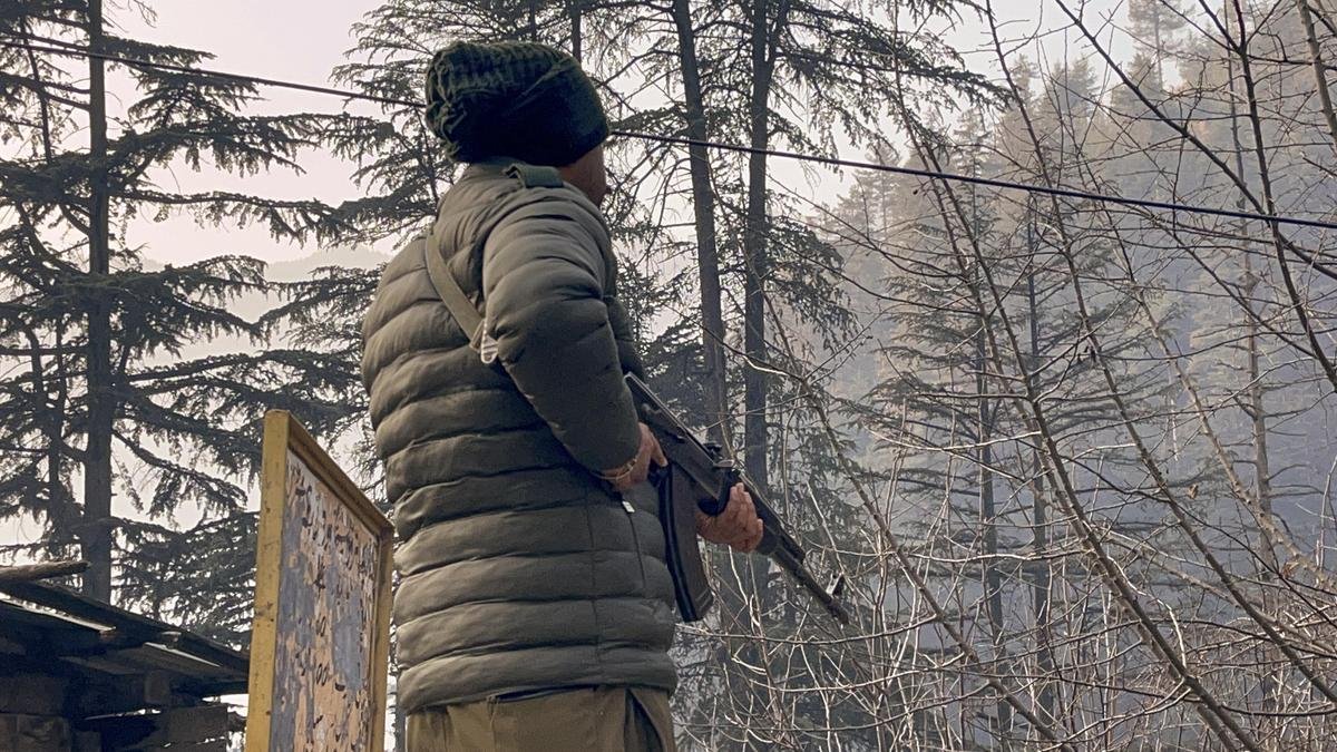 एफआईआर में अधिकारियों सहित सेना के 40 जवानों द्वारा जम्मू-कश्मीर पुलिस कर्मियों पर हमले का आरोप लगाया गया है