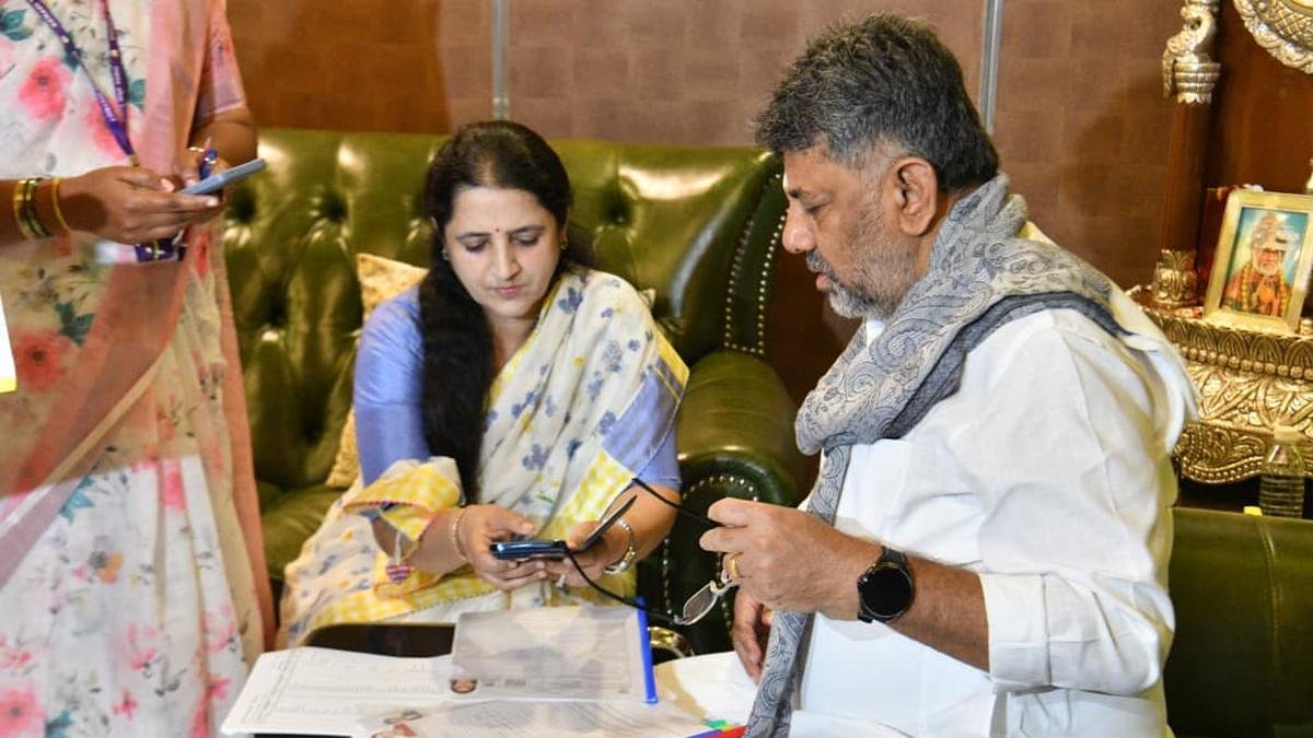 कर्नाटक में एसआईआर: मुख्यमंत्री के घर से घर-घर जाकर गिनती शुरू; डीके शिवकुमार ने मतदाताओं से अभ्यास पूरा करने का आग्रह किया