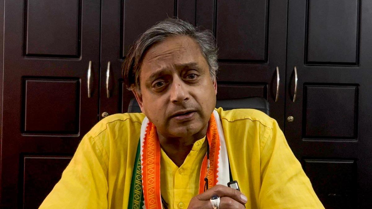 कांग्रेस ने मोदी के प्रति 'प्रशंसा' दिखाने के लिए थरूर की आलोचना की; सांसद ने कहा, बयान को 'पक्षपातपूर्ण मोड़' दिया गया