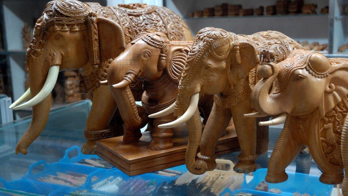 कुछ कारीगर कठिनाइयों के बावजूद काम में लगे रहते हैं