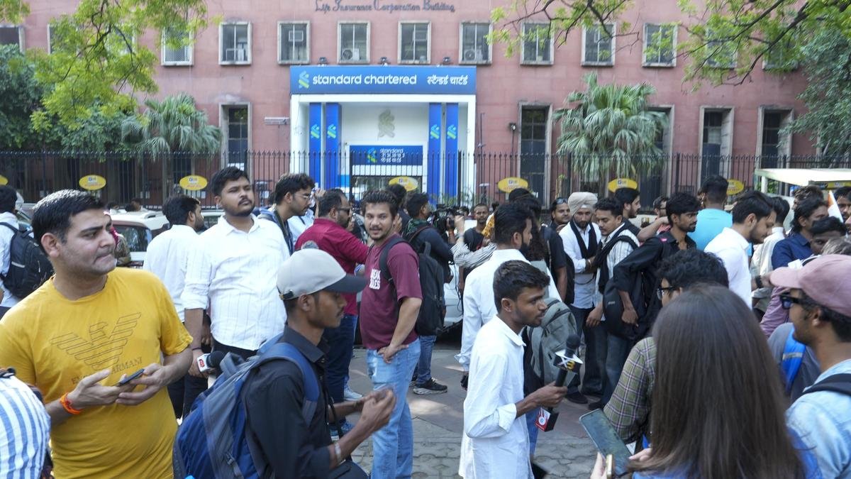 कॉकरोच जनता पार्टी के नेता अभिजीत डुबके दिल्ली पहुंचे