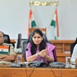 चामराजनगर डीसी फोन-इन कार्यक्रम के दौरान जनता की शिकायतों पर ध्यान देते हैं