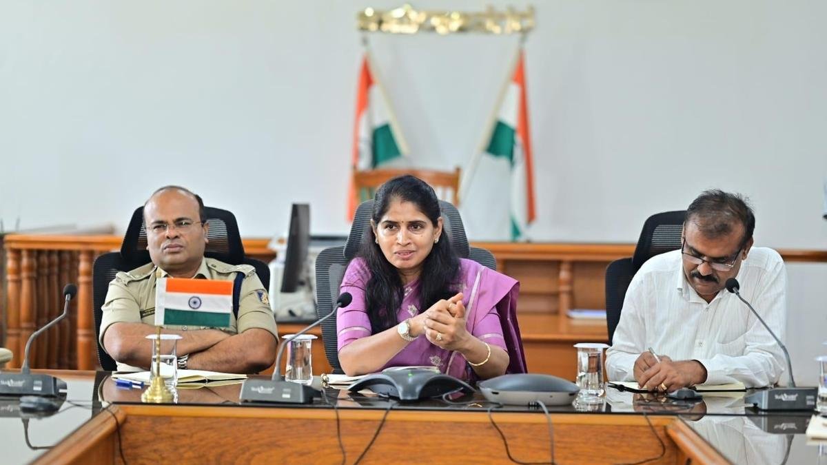 चामराजनगर डीसी फोन-इन कार्यक्रम के दौरान जनता की शिकायतों पर ध्यान देते हैं