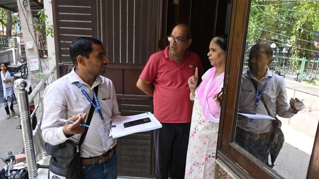 जनगणना का फ़ील्डवर्क सरकारी डेटा के विपरीत है, गणनाकारों को डेटा को फिर से देखने और समीक्षा करने के लिए कहा गया है