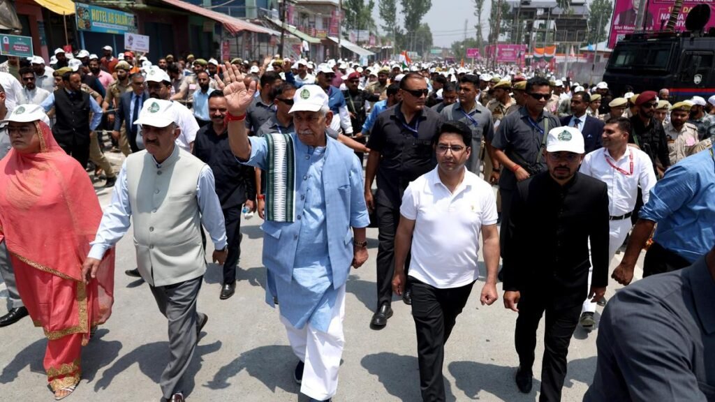 जम्मू-कश्मीर एलजी मनोज सिन्हा के अशांत कुलगाम में नशीली दवाओं के विरोधी अभियान के पीछे प्रतिबंधित जमात से अलग हुए गुट की रैलियां जम्मू-कश्मीर एलजी मनोज सिन्हा के अशांत कुलगाम में नशीली दवाओं के विरोधी अभियान के पीछे प्रतिबंधित जमात से अलग हुए गुट की रैलियां