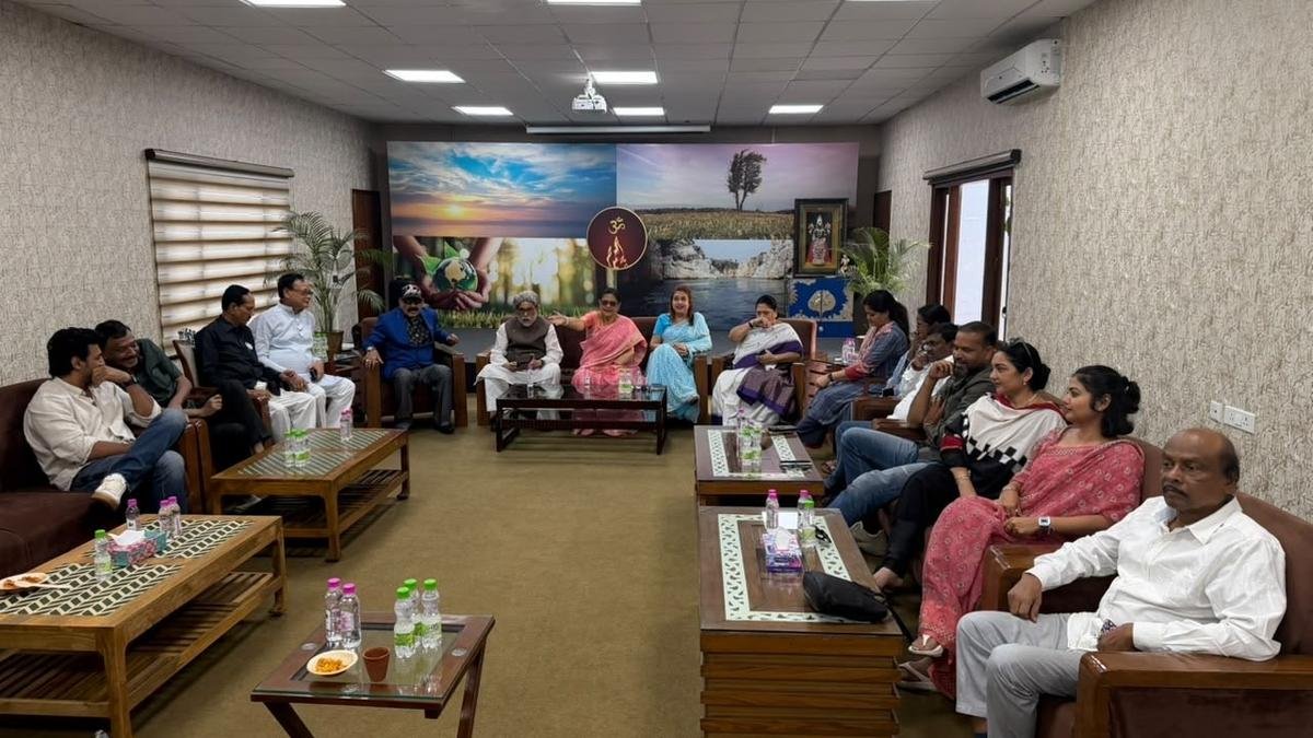 टीएमसी संकट गहराया, बागी सांसदों की भूपेंदर यादव के आवास पर बैठक