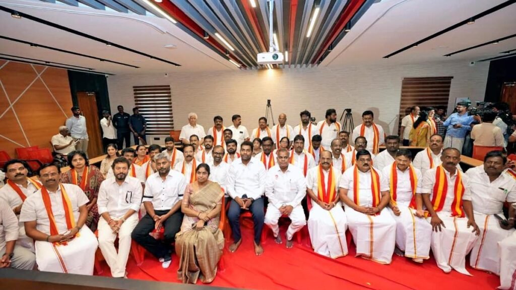 टीवीके एआईएडीएमके कैडर को लुभाने के लिए क्यों उत्सुक है? टीवीके एआईएडीएमके कैडर को लुभाने के लिए क्यों उत्सुक है?