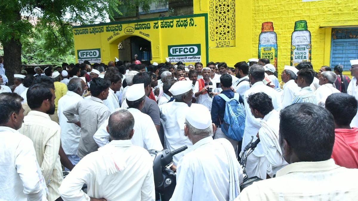 डीएपी की पर्याप्त आपूर्ति की मांग को लेकर कलबुर्गी में किसानों ने विरोध प्रदर्शन किया