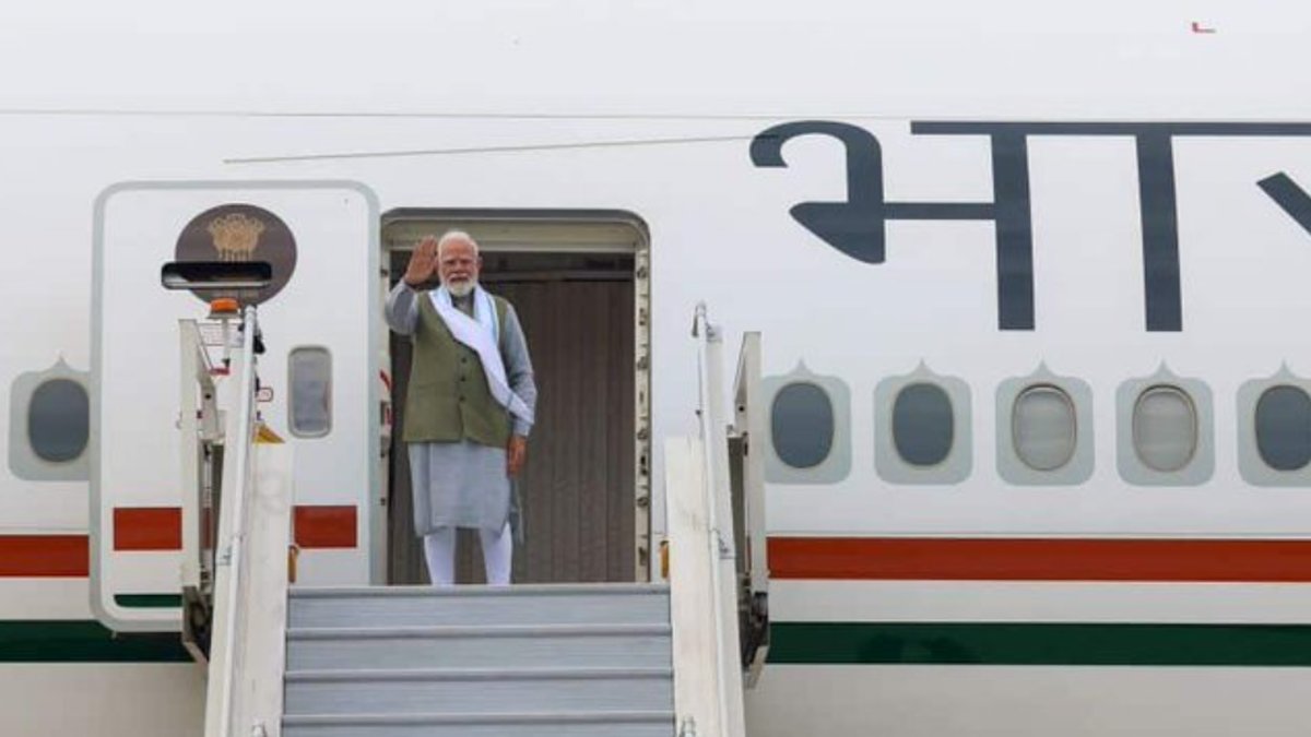 देश के राष्ट्रीय दिवस की स्वर्ण जयंती में शामिल होने के लिए पीएम मोदी सेशेल्स रवाना