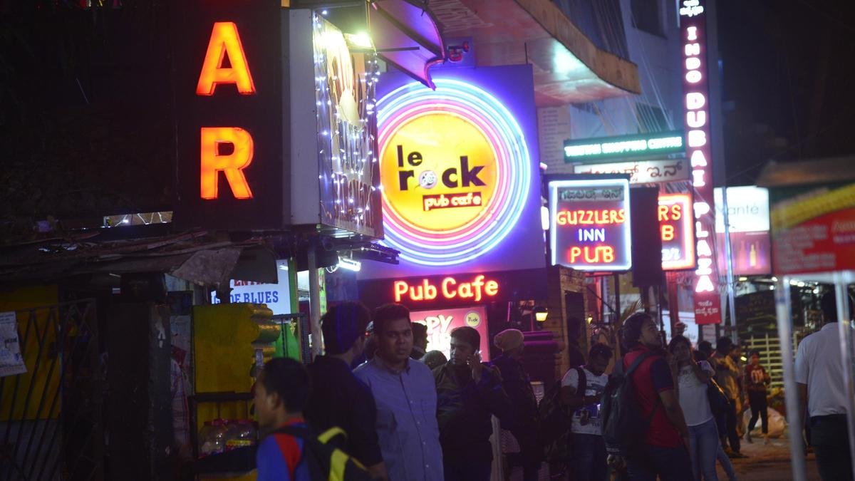 पब और बार में 'नो आईडी, नो एंट्री' नियम कुछ सवाल खड़े करता है