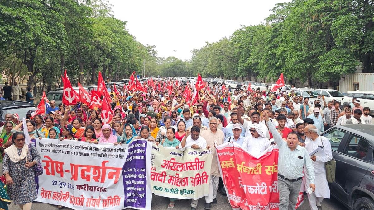 फ़रीदाबाद निवासियों ने नेहरू कॉलोनी, अन्य इलाकों में विध्वंस अभियान का विरोध किया; पुनर्वास की मांग
