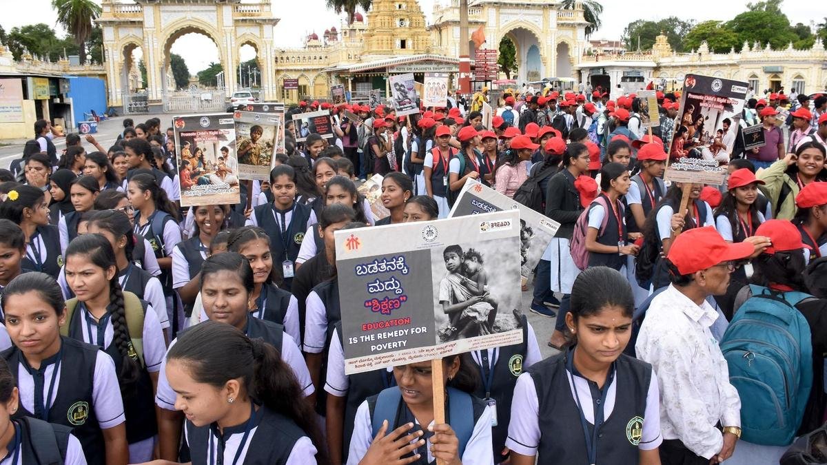बच्चों के हाथ में औज़ार नहीं, किताबें हैं: जज