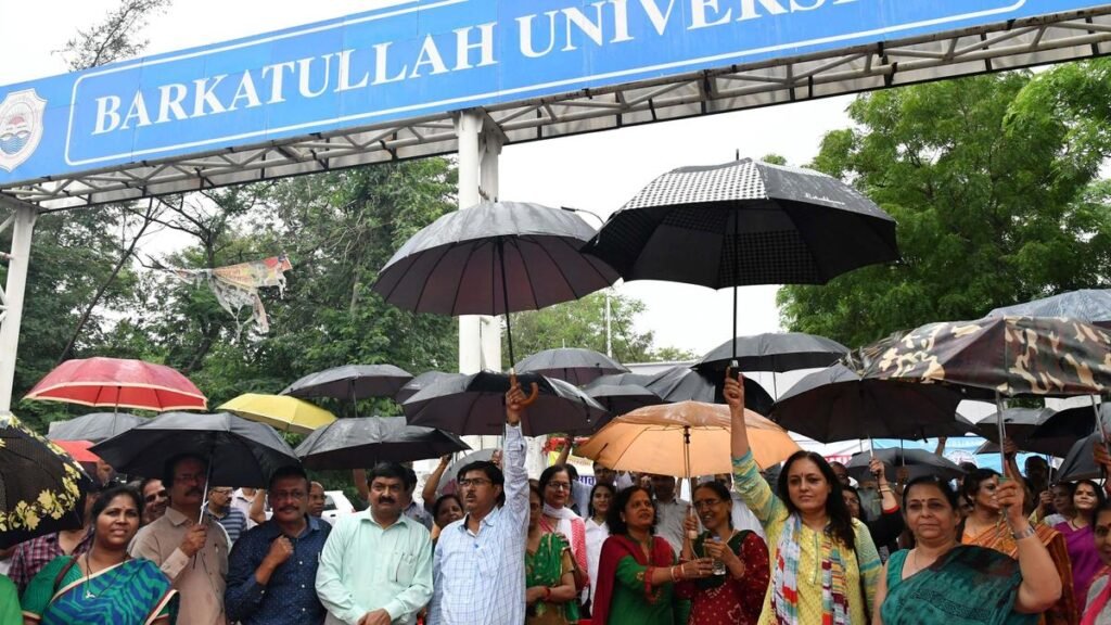 बरकतउल्ला विश्वविद्यालय का नाम बदलकर 'वाग्देवी भोजपाल विश्वविद्यालय' करने की कोशिश से भोपाल में राजनीतिक विवाद छिड़ गया है