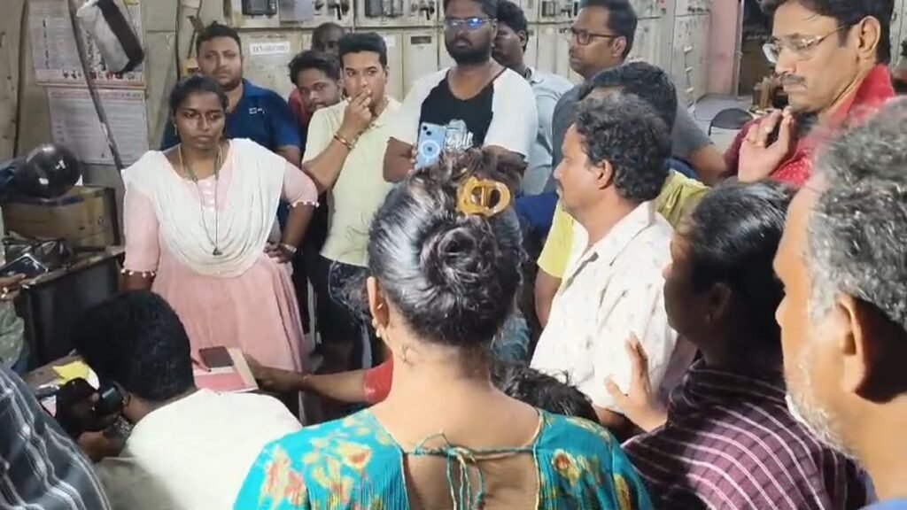 बिजली कटौती से चेन्नईवासी नाराज; पूरे शहर में विरोध प्रदर्शन शुरू हो गए बिजली कटौती से चेन्नईवासी नाराज; पूरे शहर में विरोध प्रदर्शन शुरू हो गए