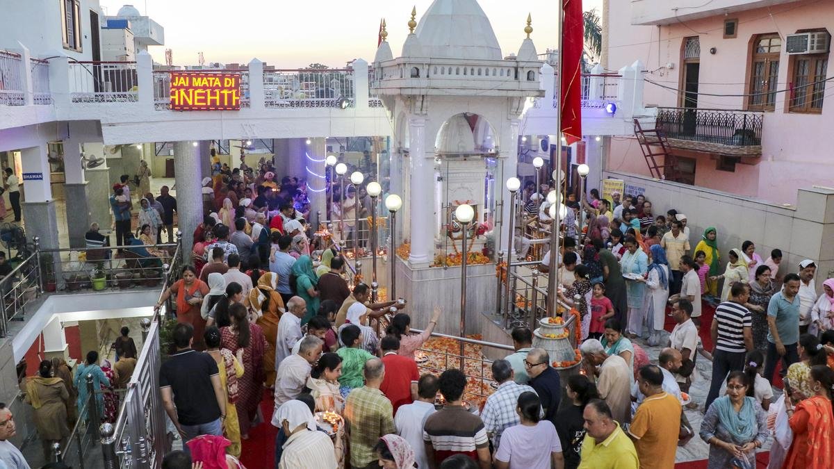 'बेहतर सुरक्षा' से उत्साहित विस्थापित पंडित हजारों की संख्या में कश्मीर मंदिर में एकत्र हुए