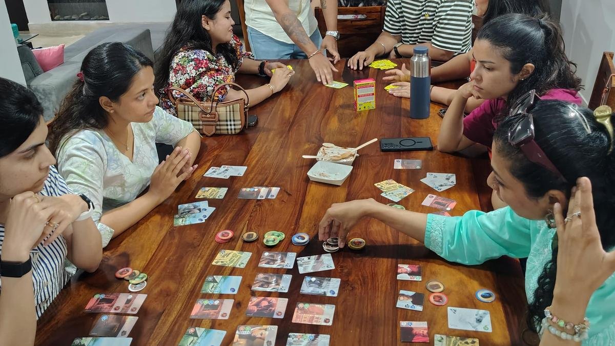 बोर्ड पर बंधन: कैसे बोर्ड गेम की रातें विशाखापत्तनम में एक समुदाय का निर्माण कर रही हैं