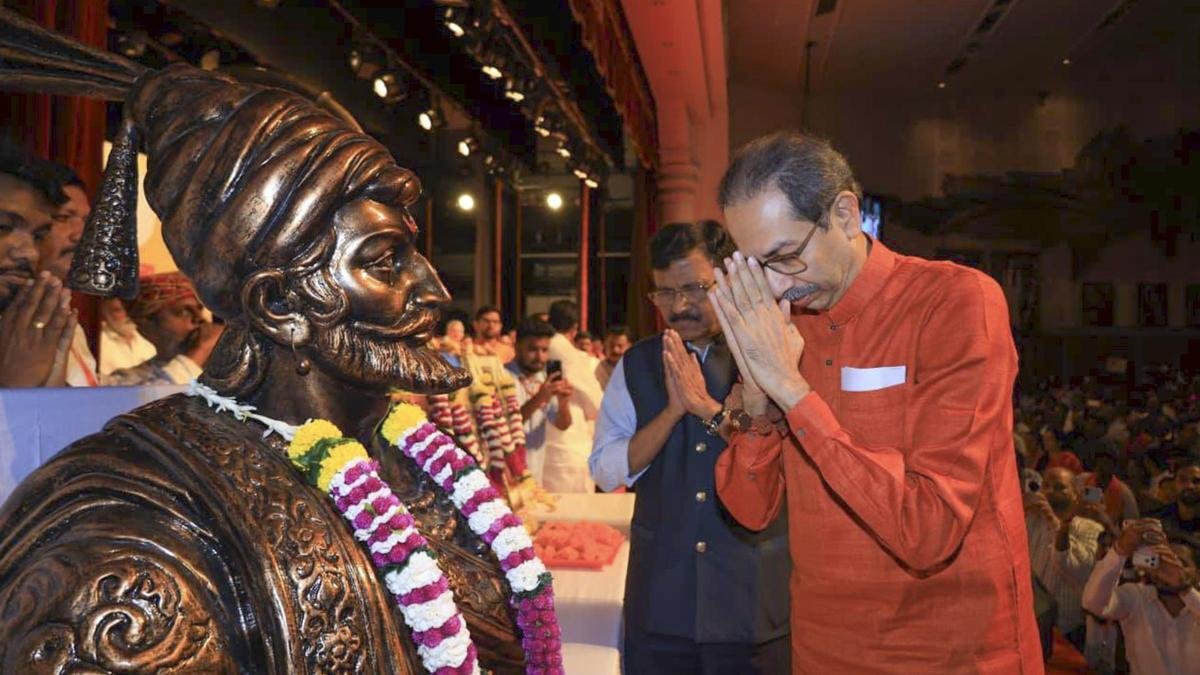भावुक उद्धव ने की पद छोड़ने की पेशकश, शिवसेना (यूबीटी) अध्यक्ष एकनाथ शिंदे ने और अधिक दलबदल के दिए संकेत
