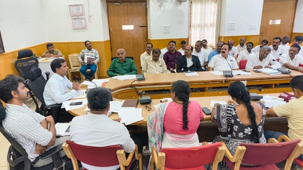 मांड्या डीसी ने राजनीतिक दलों के प्रतिनिधियों को एसआईआर के बारे में जानकारी दी