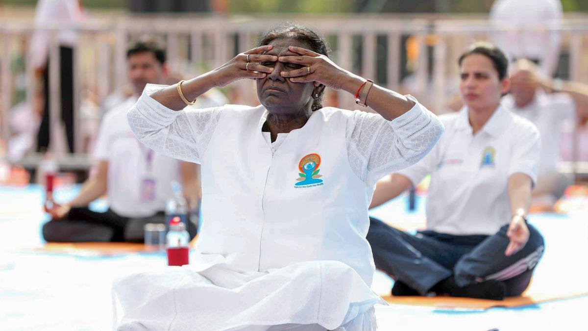 योग दुनिया को भारत का उपहार है, जो चुनौतियों के बीच मानवता का मार्गदर्शन करता है: राष्ट्रपति मुर्मू