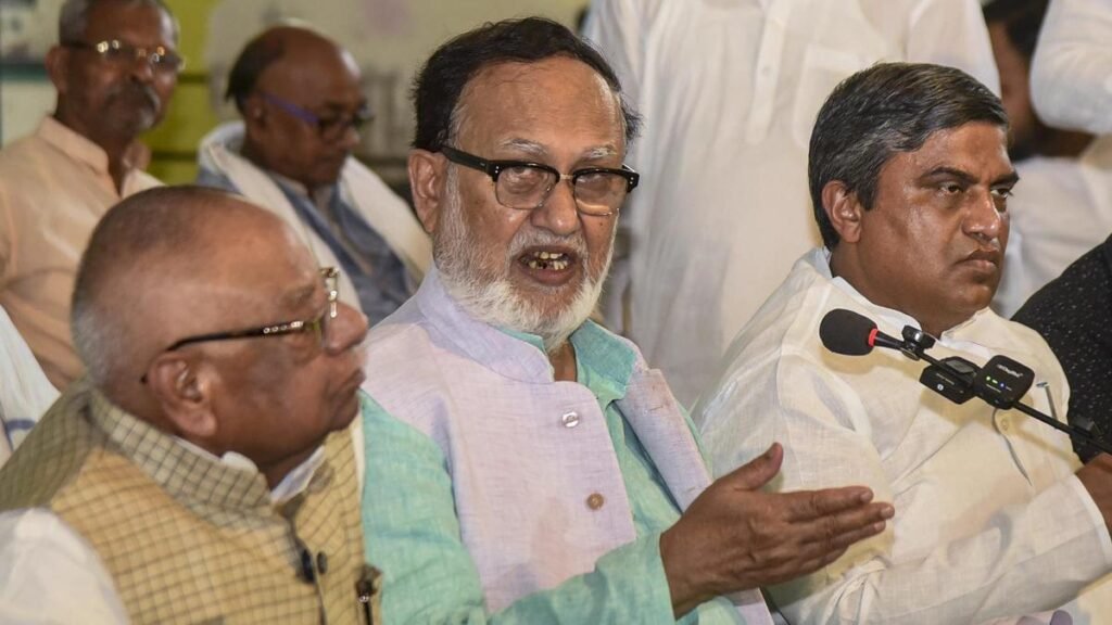 राजद नेताओं ने एनडीए सरकार की आलोचना की। राबड़ी देवी से बंगला खाली करने को कहने को ‘प्रतिशोध की राजनीति’ बताया राजद नेताओं ने एनडीए सरकार की आलोचना की। राबड़ी देवी से बंगला खाली करने को कहने को 'प्रतिशोध की राजनीति' बताया