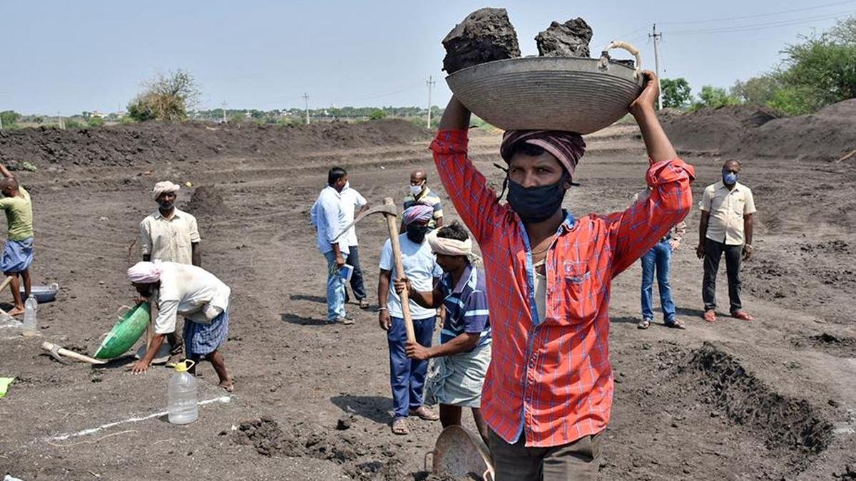 राज्य सरकार 84 अनुसूचित रोजगार के लिए अधिसूचित न्यूनतम मजदूरी पर फिर से विचार करेगी?