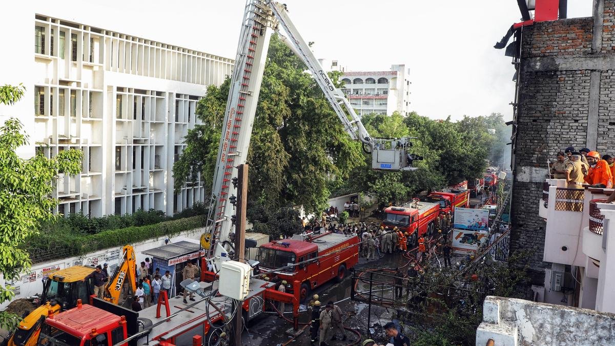 लखनऊ इमारत में आग: मां की गुहार, सहकर्मी की परेशानी, कॉल कैप्चर हॉरर
