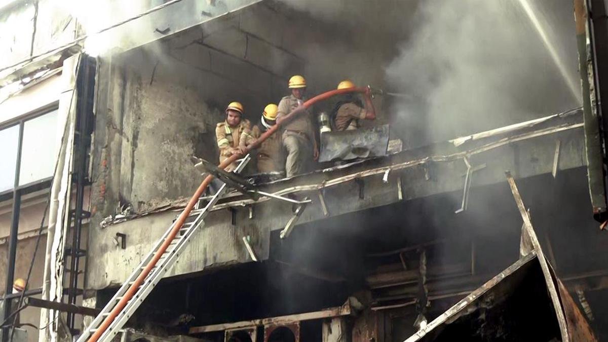लखनऊ के अलीगंज में 3 मंजिला व्यावसायिक इमारत में लगी आग, हताहत होने की आशंका