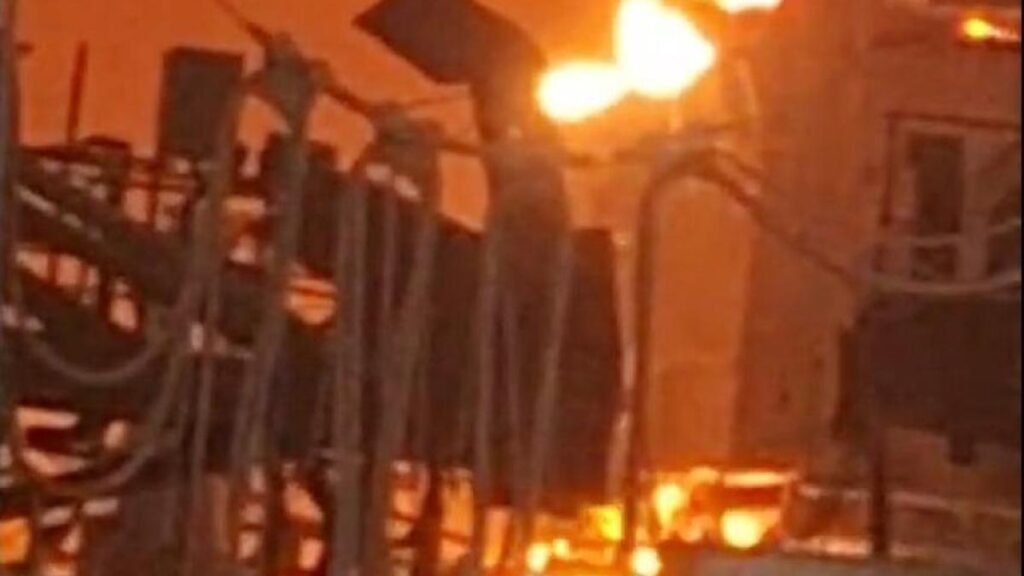 विशाखापत्तनम स्टील प्लांट दुर्घटना: लेडल विस्फोट में आठ लोगों के मरने की आशंका, एसएमएस-1 में आग विशाखापत्तनम स्टील प्लांट दुर्घटना: लेडल विस्फोट में आठ लोगों के मरने की आशंका, एसएमएस-1 में आग