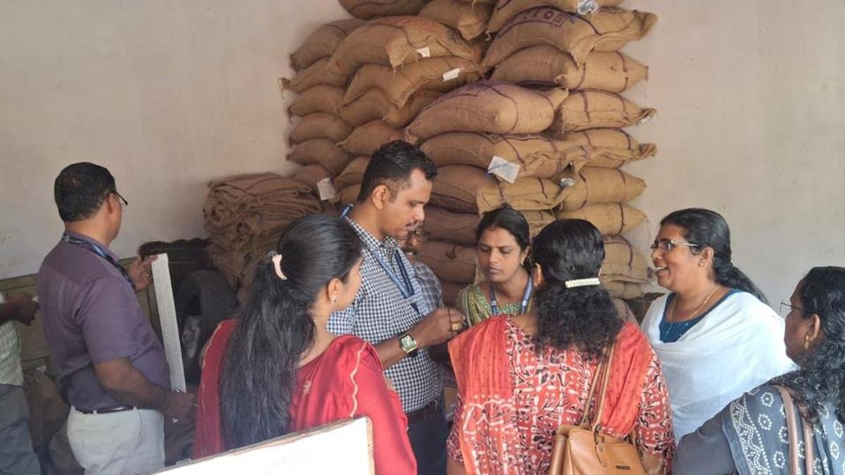 वीएसीबी के स्टिंग ऑपरेशन से केरल में एनएफएसए गोदामों, राशन की दुकानों से बड़े पैमाने पर खाद्यान्न के अवैध हस्तांतरण का खुलासा हुआ