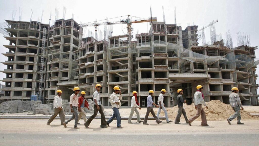 व्याख्या: जब सस्ते श्रम पर बनी अर्थव्यवस्था को उच्च मजदूरी का सामना करना पड़ता है