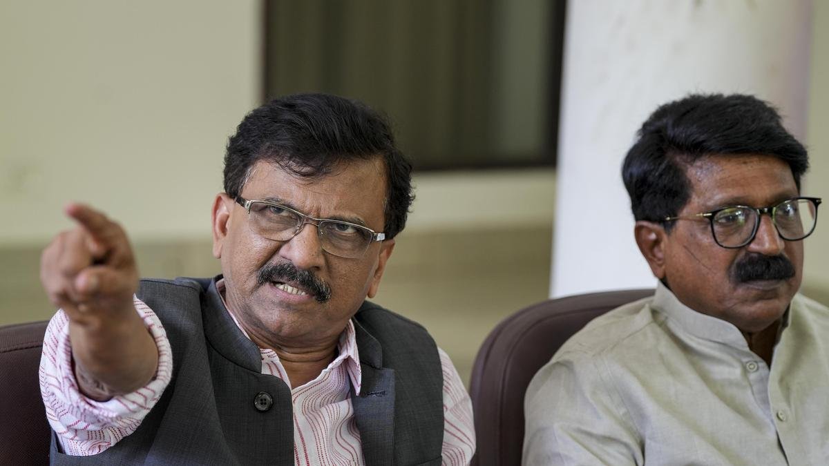 शिवसेना (यूबीटी) संकट पर भाजपा मंत्री महाजन, संजय राउत के बीच तीखी नोकझोंक