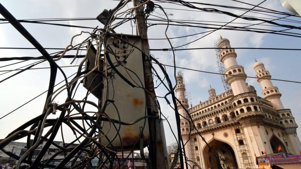 शॉर्ट सर्किट से परे: संभावित आग दुर्घटनाएं तेलंगाना की इमारत में पुराने और ओवरलोड बिजली के तारों के पीछे छिपी हैं शॉर्ट सर्किट से परे: संभावित आग दुर्घटनाएं तेलंगाना की इमारत में पुराने और ओवरलोड बिजली के तारों के पीछे छिपी हैं