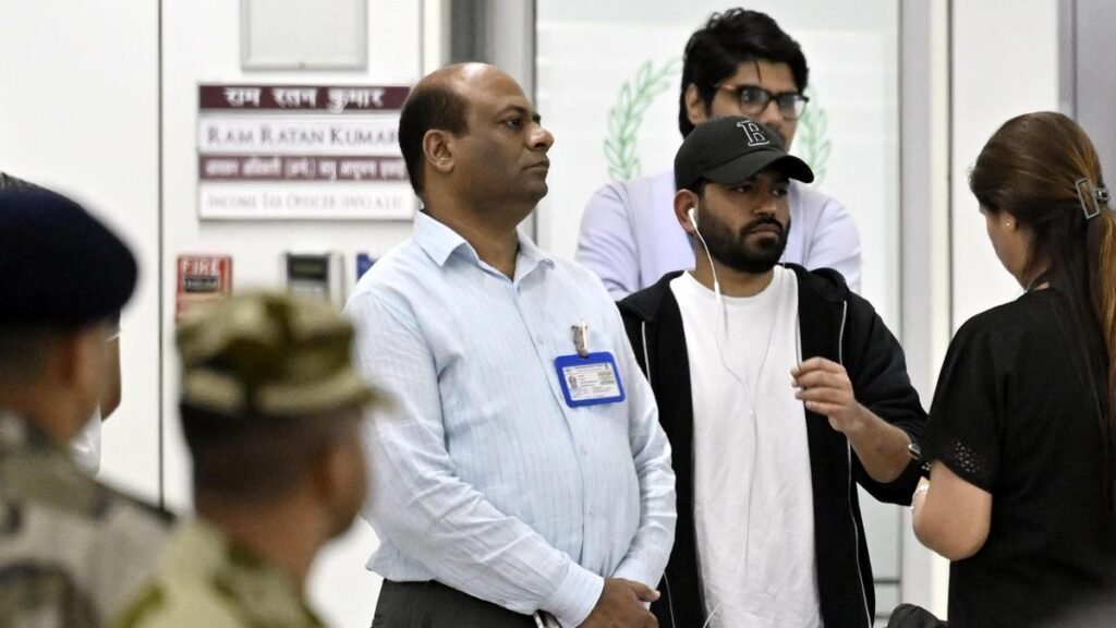 सीजेपी संस्थापक ने दिल्ली हवाई अड्डे पर अनुमति के लिए आवेदन किया, कुछ ही मिनटों में अनुमति मिल गई सीजेपी संस्थापक ने दिल्ली हवाई अड्डे पर अनुमति के लिए आवेदन किया, कुछ ही मिनटों में अनुमति मिल गई