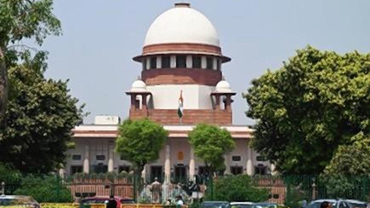 सुप्रीम कोर्ट ने अधिवक्ताओं की रजिस्ट्री, सोशल मीडिया कोड की याचिका पर केंद्र, बीसीआई से जवाब मांगा