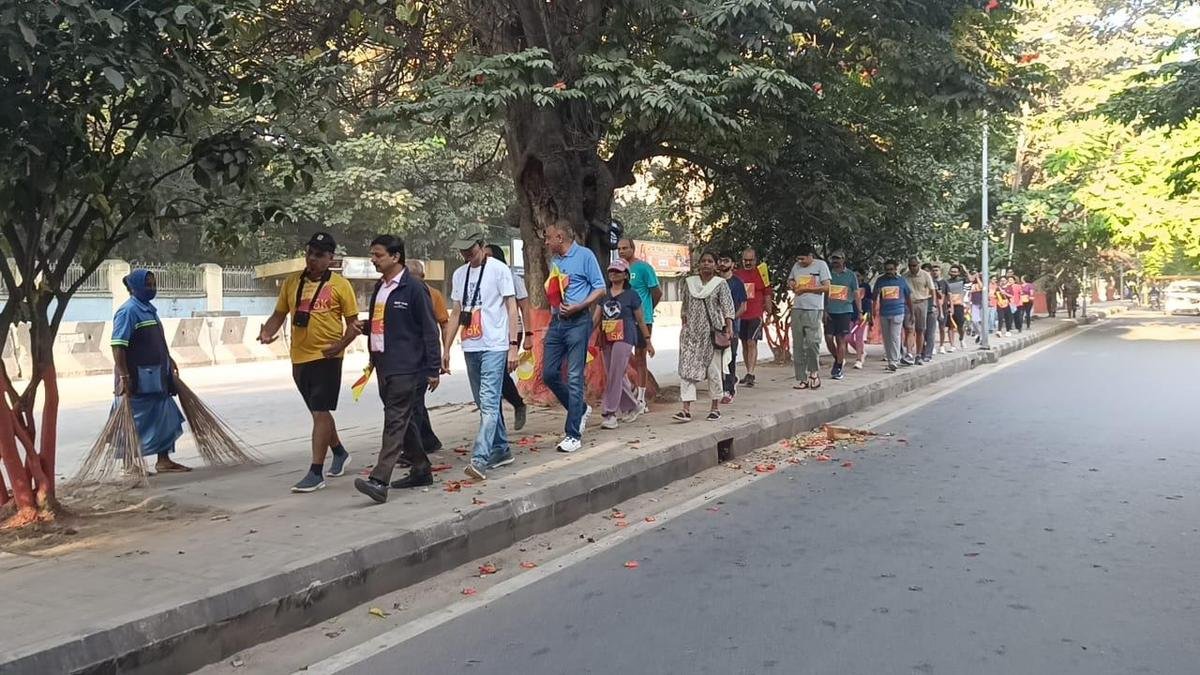सुप्रीम कोर्ट ने फुटपाथ पर बेफिक्र होकर चलने के अधिकार को मौलिक अधिकार घोषित किया है