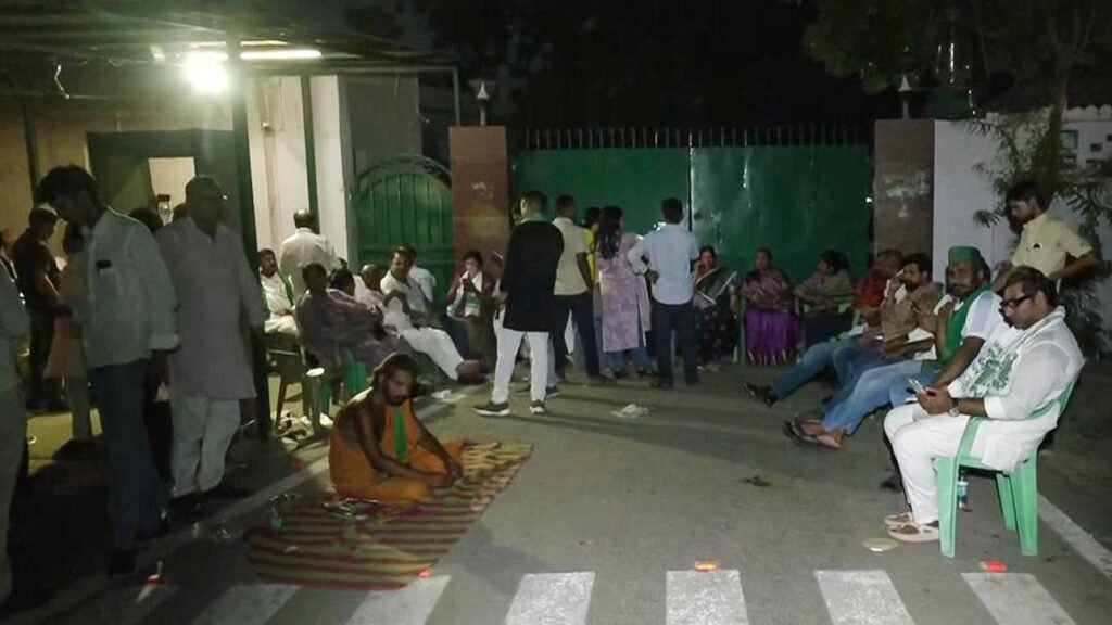 सुरक्षा में बदलाव को लेकर विवाद के बीच राजद कार्यकर्ता लालू और राबड़ी आवास की सुरक्षा कर रहे हैं सुरक्षा में बदलाव को लेकर विवाद के बीच राजद कार्यकर्ता लालू और राबड़ी आवास की सुरक्षा कर रहे हैं