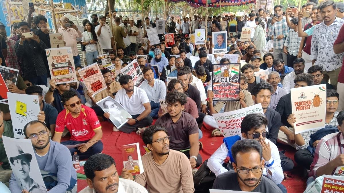 सोनम वांगचुक हैदराबाद में कॉकरोच जनता पार्टी के विरोध प्रदर्शन में शामिल हुए; धर्मेंद्र प्रधान का इस्तीफा मांगा