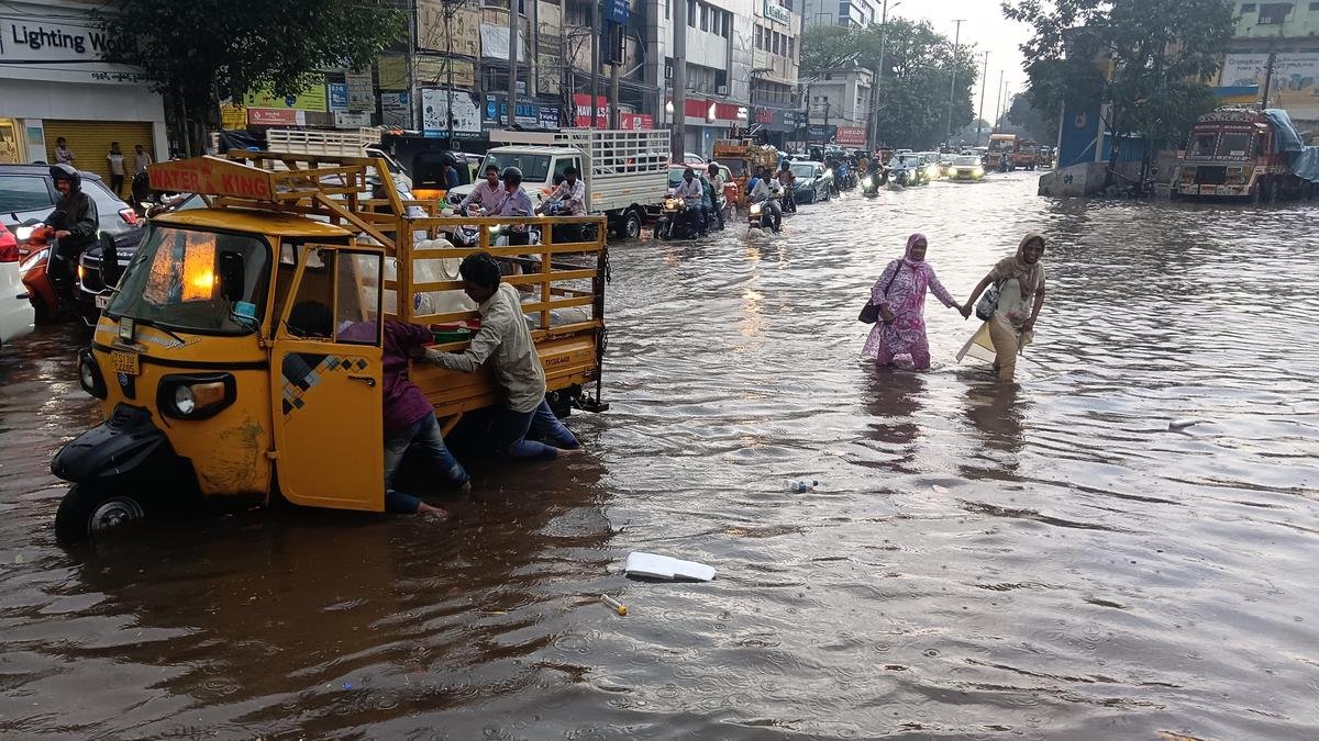 हैदराबाद | साइबराबाद ट्रैफिक पुलिस का कहना है कि भारी बारिश ने हमें सावधान कर दिया