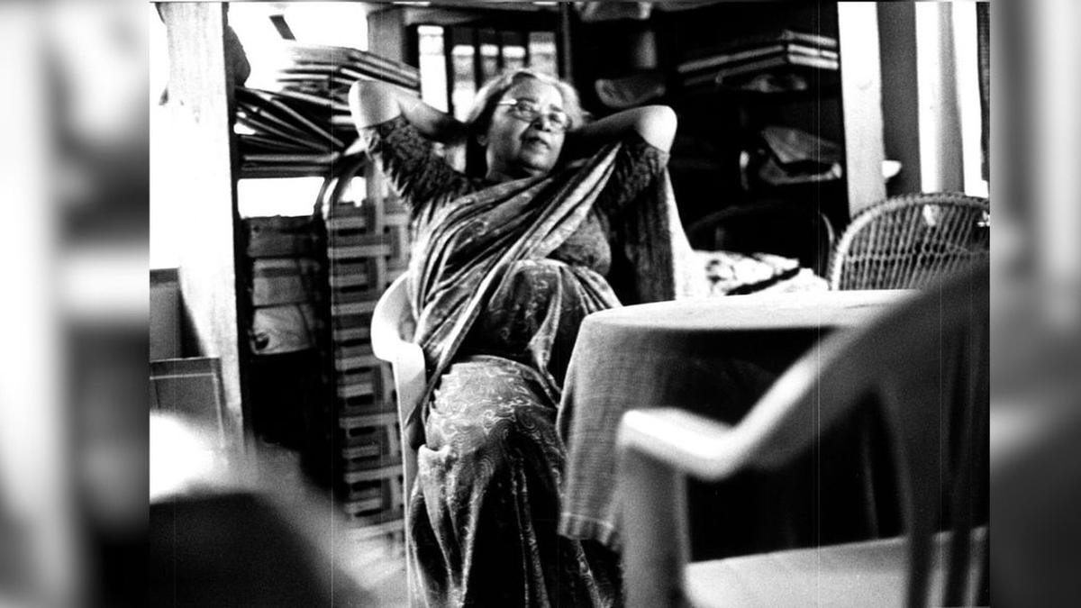 100 साल की उम्र में महाश्वेता देवी: नवीन किशोर लेखन के जीवन को सक्रियता के रूप में याद करते हैं