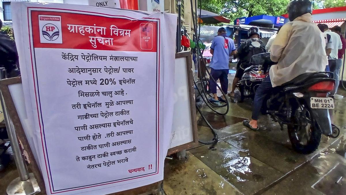 E20 ईंधन से 'कुछ' वाहनों के माइलेज में 3-5% की कमी आ सकती है, सरकार। स्वीकार करता है क्योंकि यह सम्मिश्रण का बचाव करता है