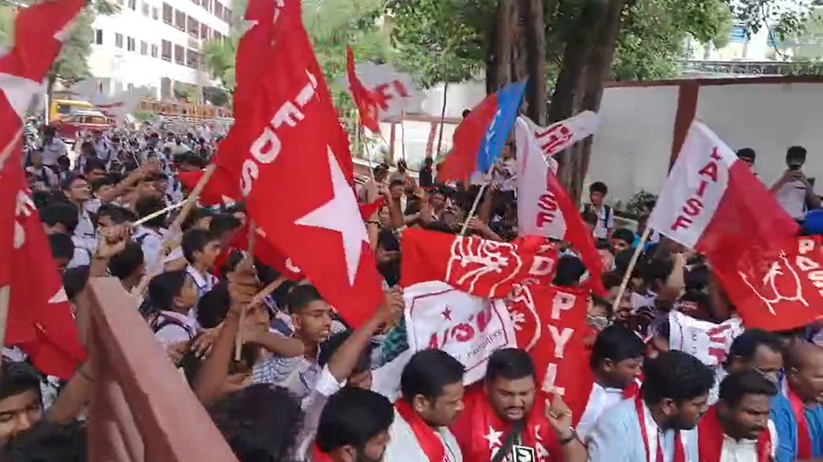 NEET विवाद को लेकर छात्रों ने मध्य हैदराबाद में मार्च निकाला, केंद्रीय शिक्षा मंत्री के इस्तीफे की मांग की
