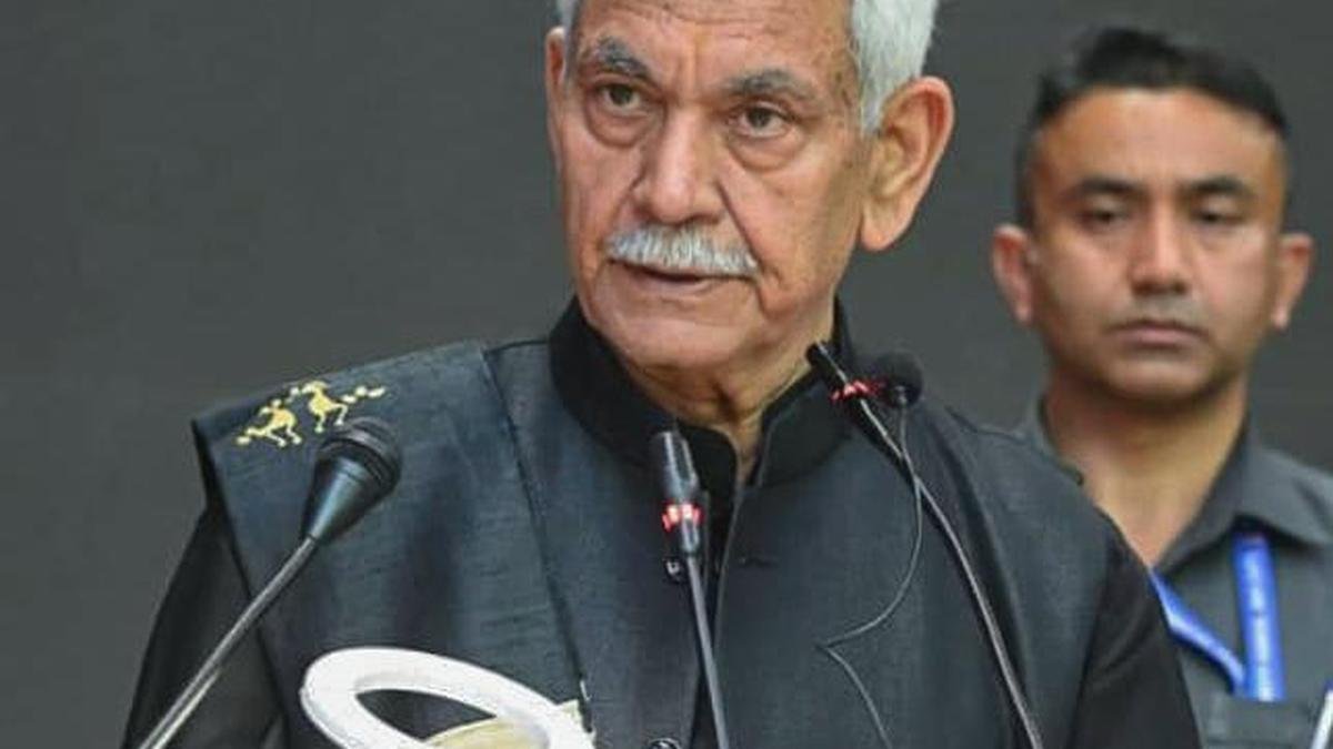 अलगाववादी समर्थक पुस्तक विवाद के बाद, जम्मू-कश्मीर एलजी ने भारत विरोधी सामग्री के लिए जम्मू-कश्मीर विश्वविद्यालयों, कॉलेजों की वेबसाइटों की जांच करने को कहा