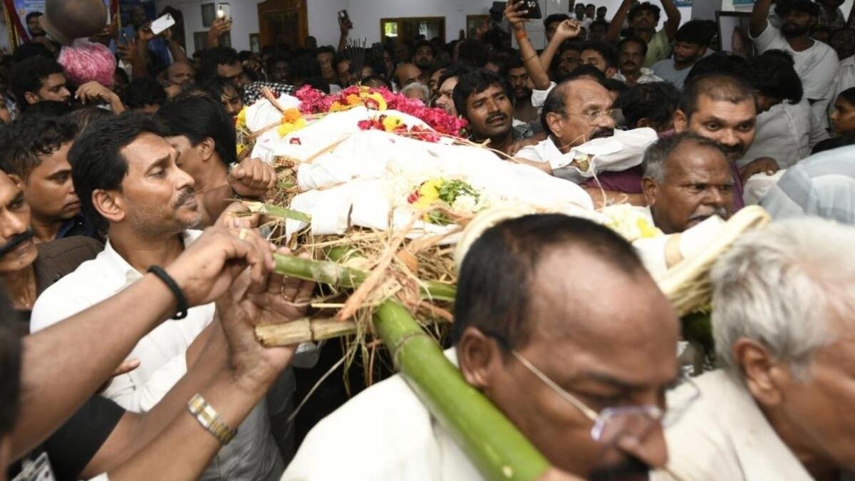 आंध्र प्रदेश: मुद्रगदा पद्मनाभम की बेटी ने अर्थी से मुंह मोड़ लिया