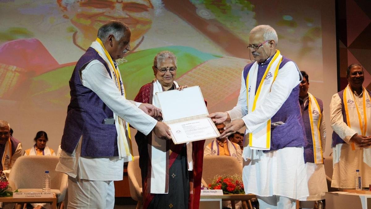 आईआईटी धारवाड़ का सातवां वार्षिक दीक्षांत समारोह आयोजित, सुधा मूर्ति को डॉक्टरेट की मानद उपाधि से सम्मानित किया गया